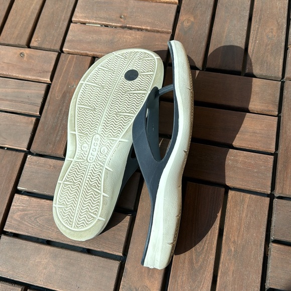 Women’s Crocs Flip Flops - Picture 8 of 12